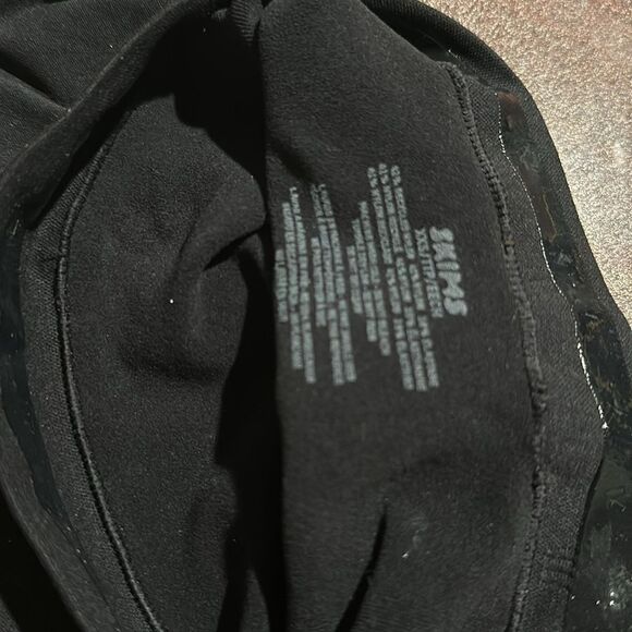 SKIMS NWT mid thigh shorts size XXS in the color onyx - Picture 6 of 6